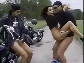 ඒ threesome තරුණ කාන්තාවක් සමඟ හින්දි ආදර ෂඩ් චිත්රපටය කුඩා පියයුරු දුන් ත්රී පිරිමි